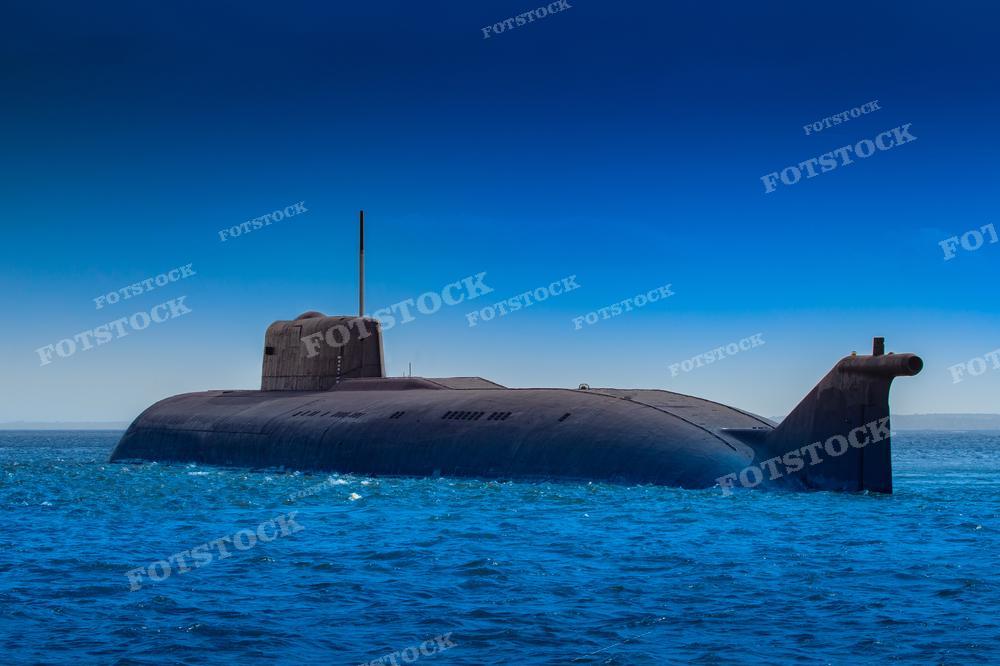 Это изображение может быть использовано для привлечения внимания к военно-морским операциям, демонстрируя силу и готовность военно-морских сил защищать морские границы государства. Фото также подходит для использования в военной пропаганде, маркетинге военно-морских сил, и для иллюстрации в образовательных материалах о морской обороне.